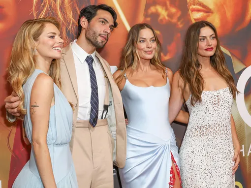 Самара Уивинг, Диего Кальва, Марго Робби и Фиби Тонкин на премьере фильма «Вавилон» в Австралии