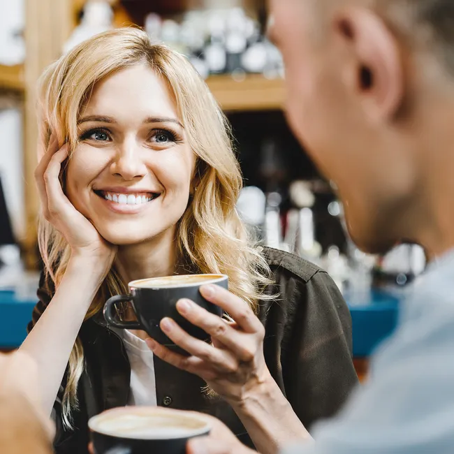 Почему он видит в тебе подружку, а не женщину: 5 установок, которые мешают тебе строить отношения