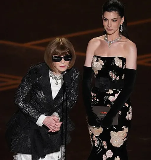 Анна Винтур и Энн Хэтэуэй на сцене Анна Винтур и Энн Хэтэуэй на сцене