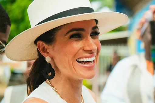 Конфуз опальной невестки короля: Меган Маркл опубликовала радостное фото после новости о лишении принца Эндрю титула