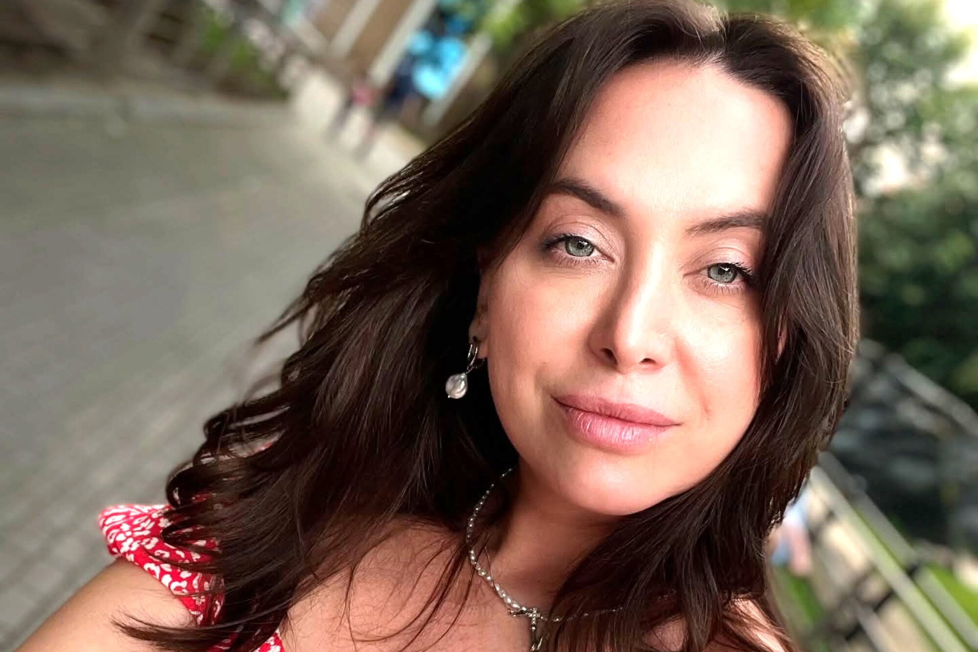 «Нет, не легче»: сестра Жанны Фриске приехала на могилу певицы накануне 11-й годовщины ее смерти