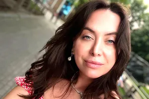 «Нет, не легче»: сестра Жанны Фриске приехала на могилу певицы накануне 11-й годовщины ее смерти