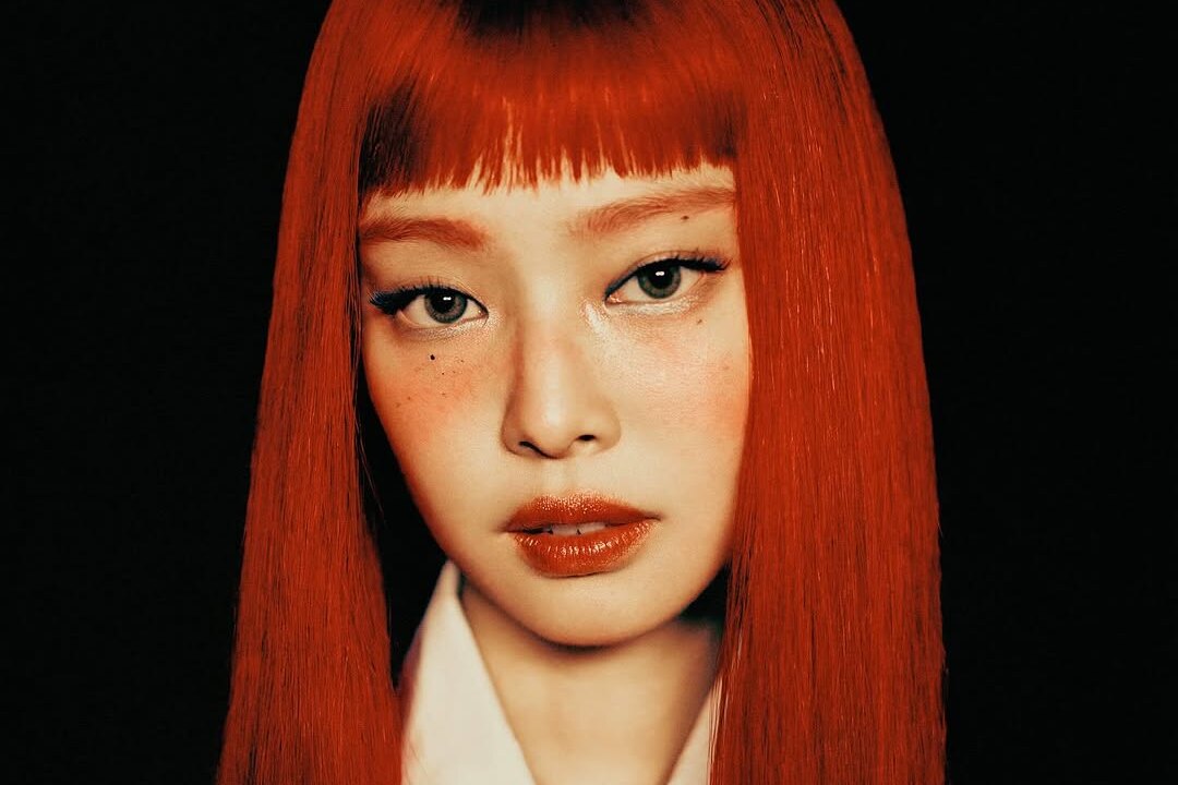 Дженни из BLACKPINK показала самые необычные предметы в своей сумке