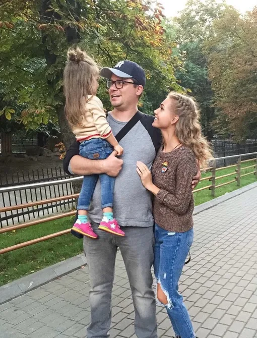 Гарик Харламов и Кристина Асмус с двухлетней дочерью Настей