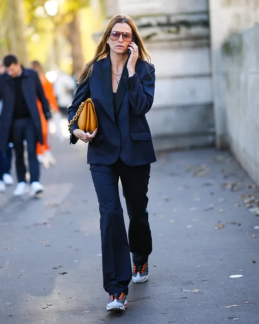 Комплект с однобортным длинным пиджаком и брюками клеш — мастхэв для каждой модницы!