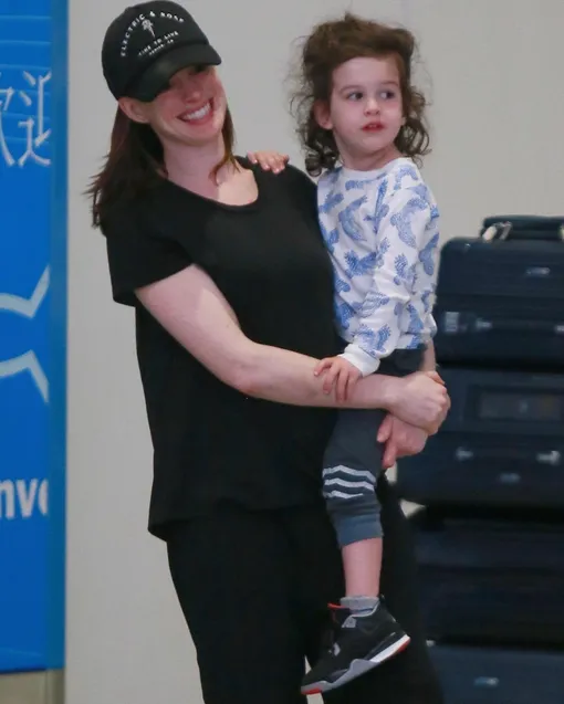 У актрисы есть трехлетний сын Джонатан