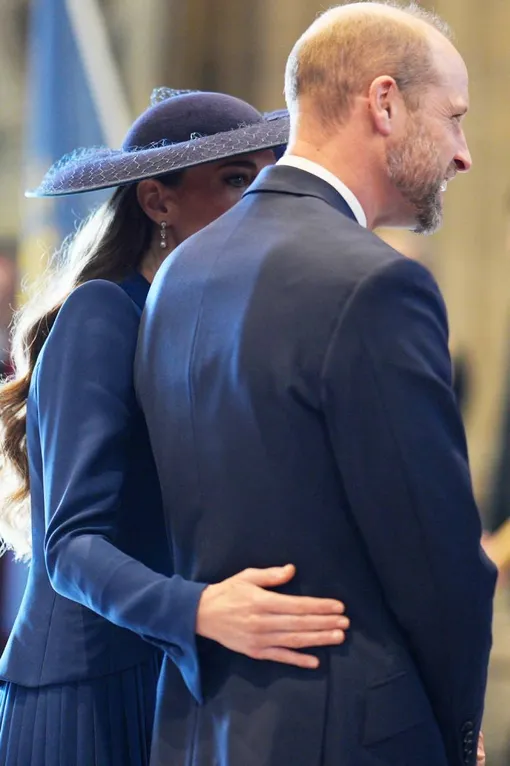 Кейт Миддлтон приобняла принца Уильяма за талию