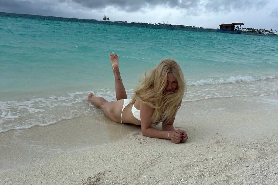 Звезда на Мальдивах: Александра Трусова показала фигуру в бикини через девять месяцев после родов