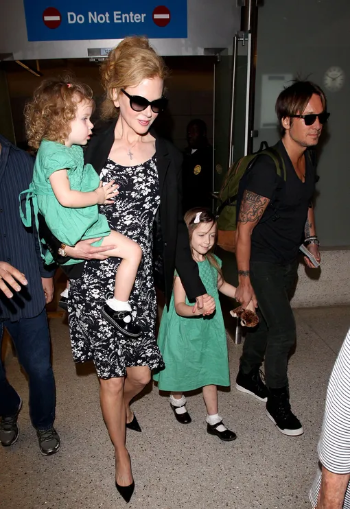 Николь Кидман и Кит Урбан с маленькими дочерьми