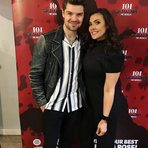 Пара играет в мюзикле «101 далматинец» Пара играет в мюзикле «101 далматинец»