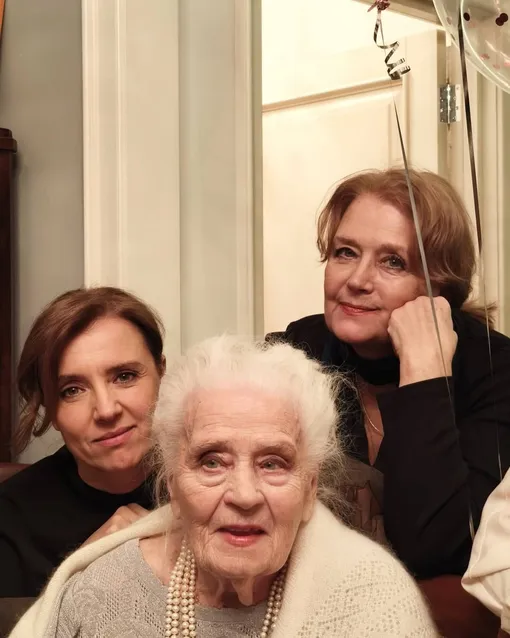 Мама Ирины Алферовой отпраздновала 103-летие с дочерью и внучкой Мама Ирины Алферовой отпраздновала 103-летие с дочерью и внучкой
