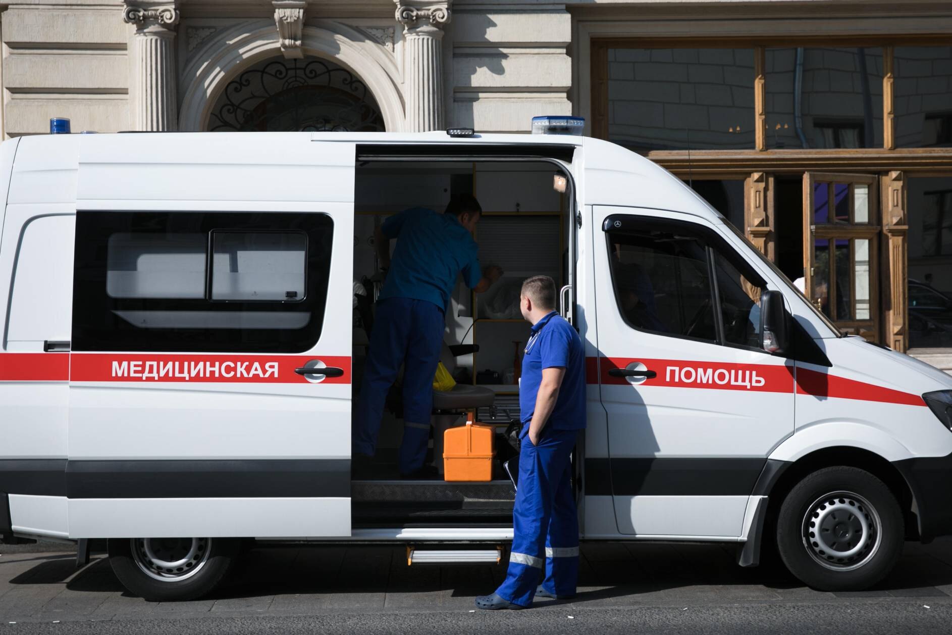 Вооруженная ножом школьница напала на двух сестер в Уфе и изрезала их: шокирующее видео