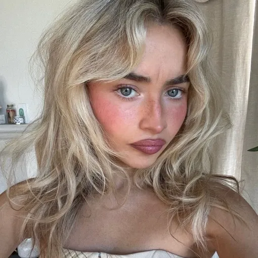 Румяна правильного цвета отлично смотрятся на ярких блондинках вроде Сабрины Карпентер