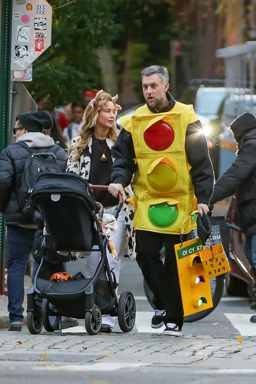 Дженнифер Лоуренс с мужем и сыном подловили папарацци Дженнифер Лоуренс с мужем и сыном подловили папарацци