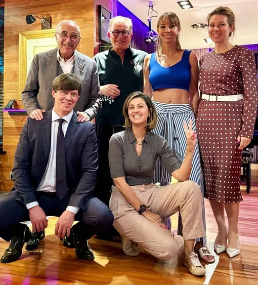 Верхний ряд: Александр Добровинский, Дмитрий Дибров, Полина Диброва, Ирина Кузнецова. Нижний ряд: юрист Дмитрий Шанцер (помощник Добровинского) и Марина Дубровская Верхний ряд: Александр Добровинский, Дмитрий Дибров, Полина Диброва, Ирина Кузнецова. Нижний ряд: юрист Дмитрий Шанцер (помощник Добровинского) и Марина Дубровская