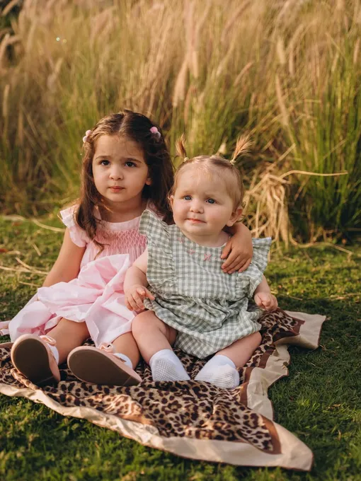 Дочери актрисы и режиссера Элизабет и Шарлиз