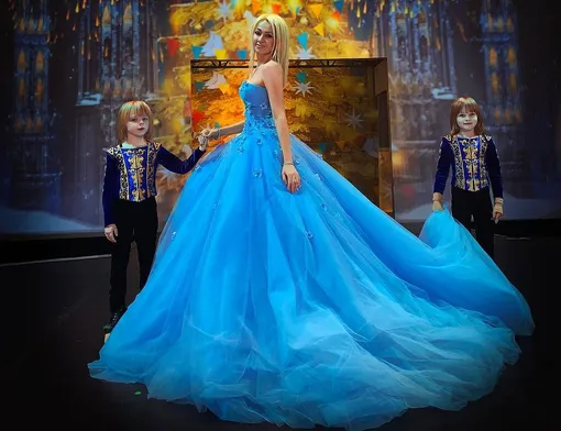 Яна Рудковская любит бальные платья