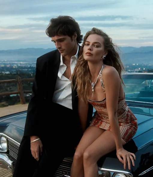 Джейкоб Элорди и Марго Робби на капоте ретрокара Джейкоб Элорди и Марго Робби на капоте ретрокара