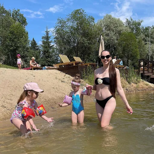 Ольга Рапунцель с дочерьми на пляже Ольга Рапунцель с дочерьми на пляже