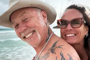 Фронтмен группы Metallica Джеймс Хетфилд сделал предложение возлюбленной во время купания с акулами Фронтмен группы Metallica Джеймс Хетфилд сделал предложение возлюбленной во время купания с акулами