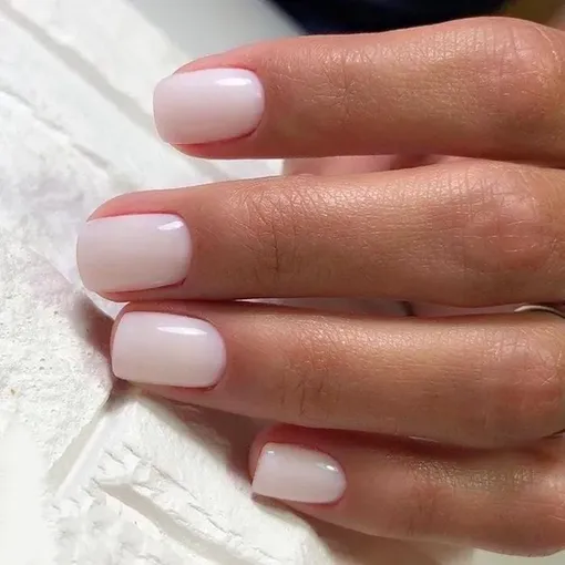 Белый маникюр выглядит чисто, элегантно и красиво — для весны то, что нужно!