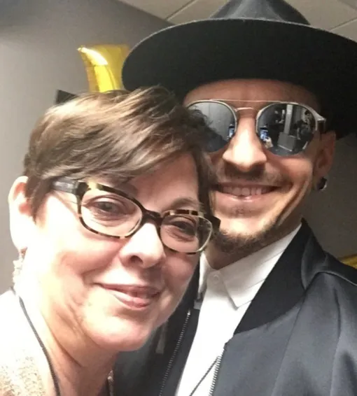 Мать Честера Беннингтона чтит память о нем Мать Честера Беннингтона чтит память о нем