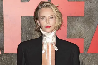 Шарлиз Терон с полуобнаженной грудью появилась на премьере остросюжетного триллера