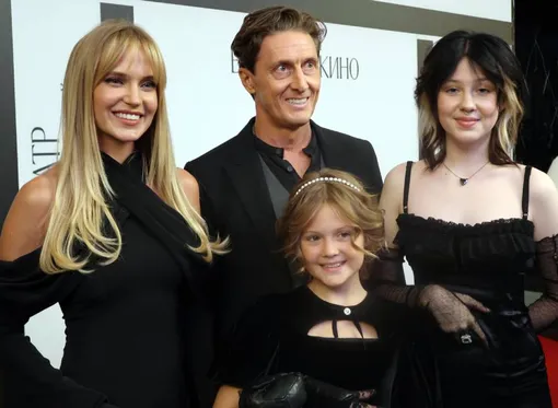 Наталья Ионова с мужем и дочерьми