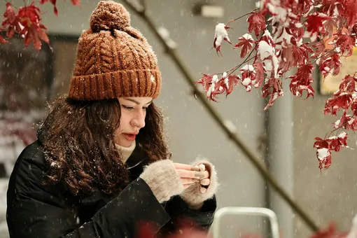 Куда лучше всего наносить парфюм зимой: из этих точек его точно услышат окружающие!