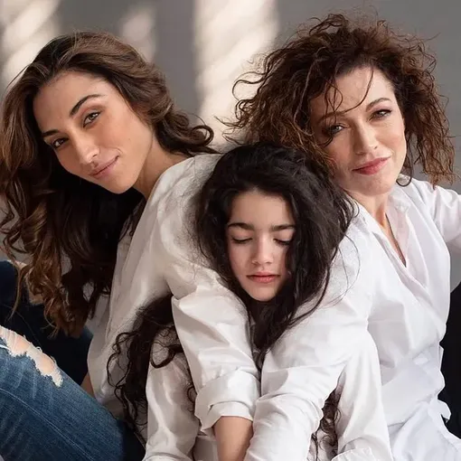 Алена Хмельницкая с дочерьми Александрой (слева) и Ксенией (в центре)