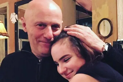 Снимок дочери Ларисы Гузеевой с отчимом вызвал недоумение у блогеров Снимок дочери Ларисы Гузеевой с отчимом вызвал недоумение у блогеров