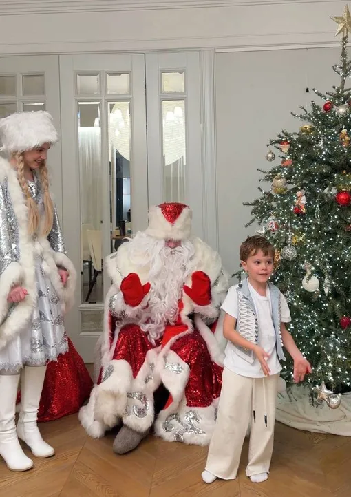 Снегурочка и Дед Мороз поздравили младшего сына Елены Перминовой Снегурочка и Дед Мороз поздравили младшего сына Елены Перминовой