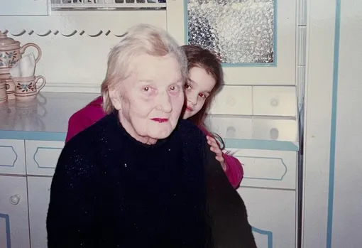 Будущая телезвезда с бабушкой