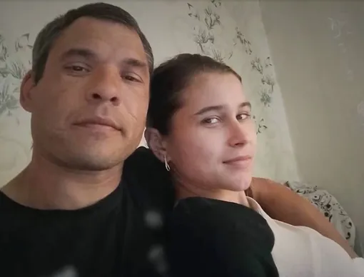 Совместное фото Алексея и Людмилы показали на экране в студии Первого канала Совместное фото Алексея и Людмилы показали на экране в студии Первого канала