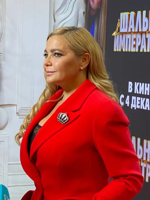 Ирина Пегова вышла в свет в эффектном красном костюме