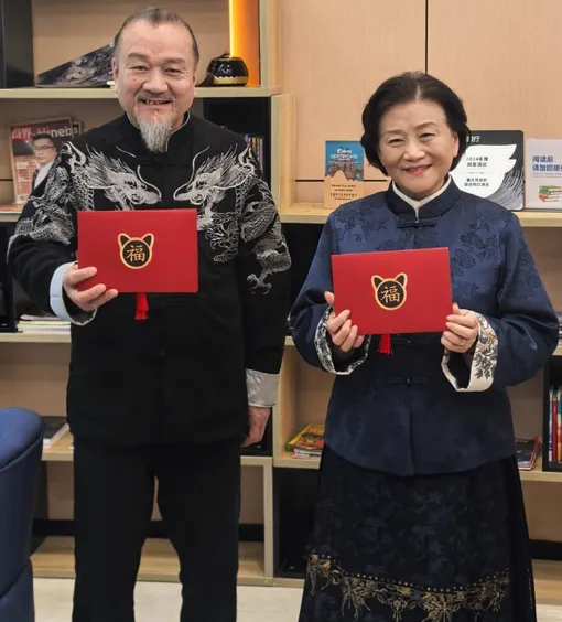 Дядюшка Ли и тетушка Ван вручили журналистам красные конверты с первым заданием