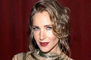 «Муж увез меня на море»: Юлия Ковальчук показала фигуру в откровенном купальнике на курорте