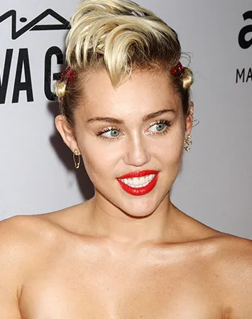 Поменять цвет волос звезда решила несколько лет назад и с тех пор блонду не изменяла брюнетка в блондинку до и после