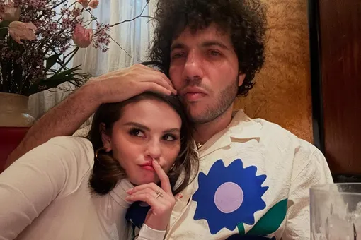 Селена Гомес разозлилась на 37-летнего жениха, который взвалил на нее подготовку к свадьбе Селена Гомес разозлилась на 37-летнего жениха, который взвалил на нее подготовку к свадьбе