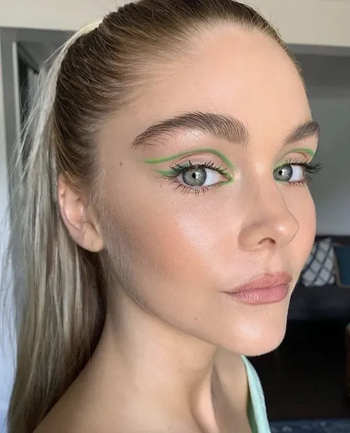 Заметь, даже графичный макияж с двумя стрелками выглядит сдержанно... а ведь тут просто использован хороший оттенок зеленого! Заметь, даже графичный макияж с двумя стрелками выглядит сдержанно... а ведь тут просто использован хороший оттенок зеленого!