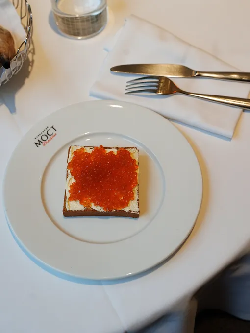 Бриошь с красной икрой