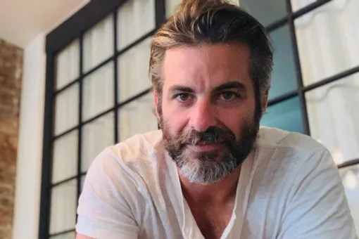 Раскрыта «стыдная» болезнь нового бойфренда Дженнифер Энистон Раскрыта «стыдная» болезнь нового бойфренда Дженнифер Энистон