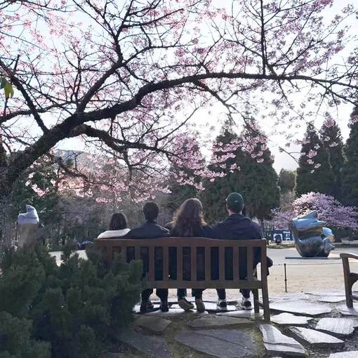 Иван Ургант с женой и дочками