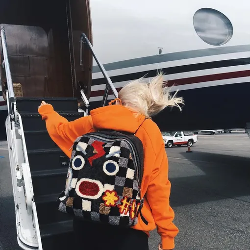 Как всегда ультрамодная Кайли Дженнер с рюкзаком Fendi Monster