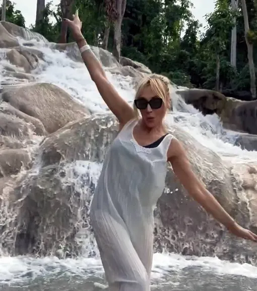 Кристина Орбакайте едва не упала в водопад на Ямайке Кристина Орбакайте едва не упала в водопад на Ямайке
