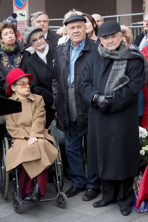 Надежда и Мария Баталовы, Вера Алентова, Владимир Меньшов и Всеволод Шиловский на открытии мемориальной доски Алексею Баталову