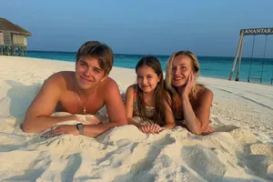 «Когда решила быть в тренде»: Полина Гагарина в экстремальном бикини оконфузилась на мальдивском пляже — 7 фото, видео