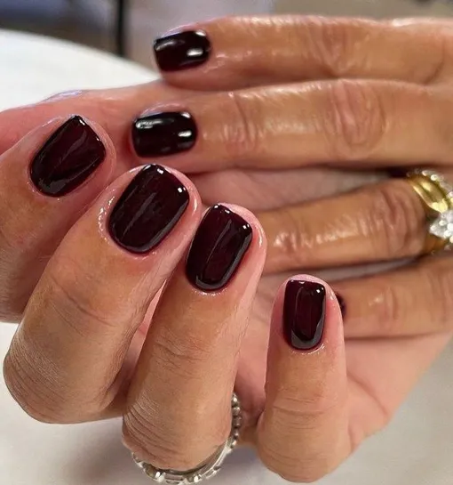 Бордовый маникюр на короткие ногти