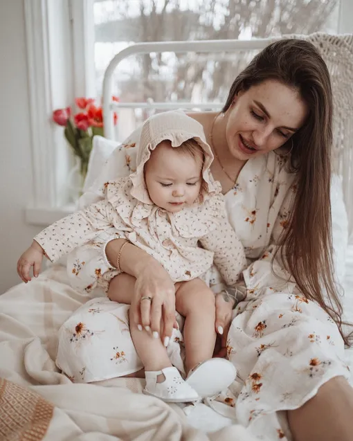 Молодая жена Алексея Куличкова с их дочерью Молодая жена Алексея Куличкова с их дочерью