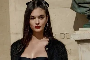 «Я на потрясающем шоу»: дочь Моники Беллуччи в топе и облегающей юбке появилась на модном показе в Париже «Я на потрясающем шоу»: дочь Моники Беллуччи в топе и облегающей юбке появилась на модном показе в Париже